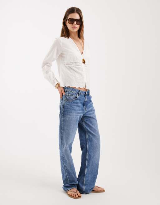  Blusa corta blanca con cuello de pico y bordados florales de ONLY, 2 de 4