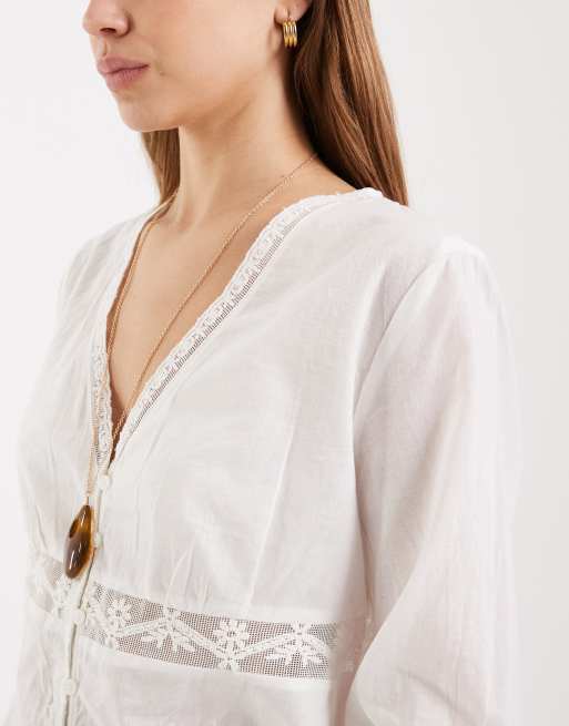  Blusa corta blanca con cuello de pico y bordados florales de ONLY, 3 de 4