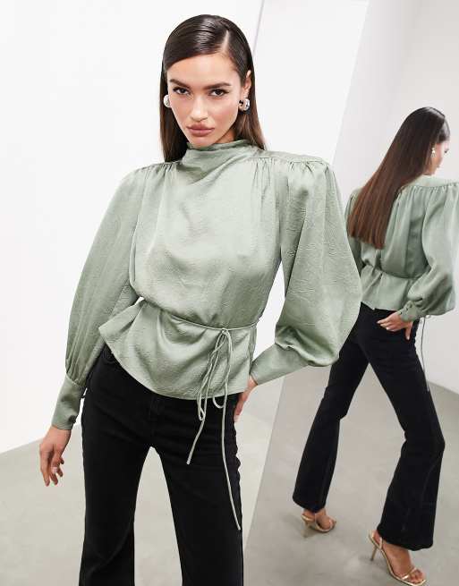 Blusa corta verde salvia con hombros marcados y detalle de lazada desmontable de saten rugoso de ASOS EDITION ASOS
