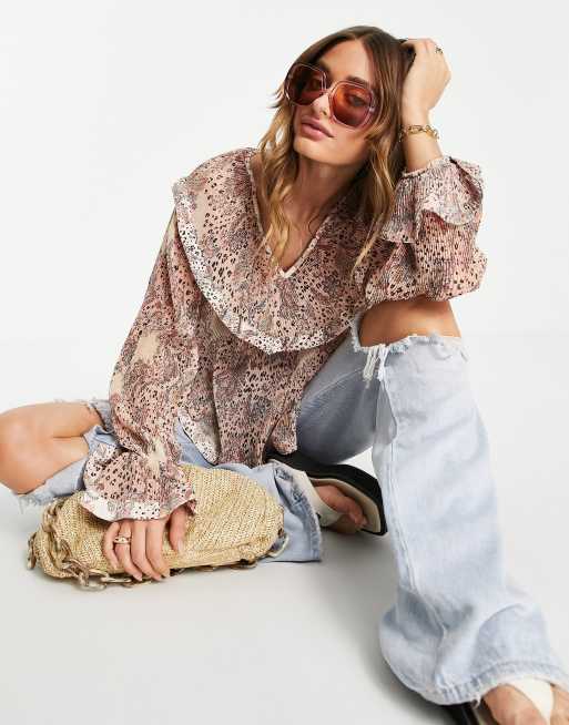 Blusa de estilo bohemio con estampado de cachemir y volantes de French Connection