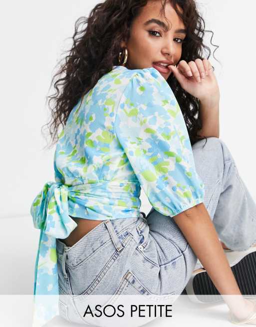 Blusa de tarde azul y blanca con estampado floral, botones delanteros, mangas voluminosas y detalle de lazada en la espalda de ASOS DESIGN Petite