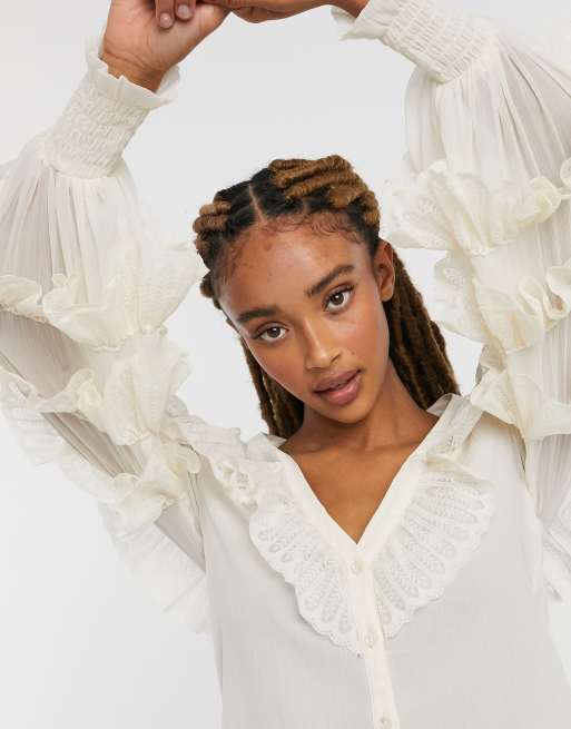 Blusa en color crema con volantes de encaje de ASOS DESIGN