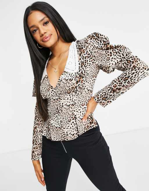 Blusa escotada con solapas y estampado de leopardo de NaaNaa ASOS