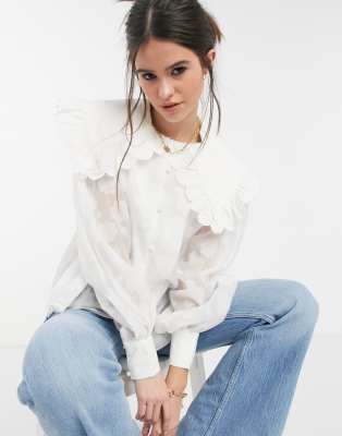 Blusa extragrande con acabado texturizado, mangas globo y cuello tipo babero con volantes de Lost Ink