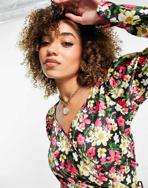 Blusa floral cruzada de NA KD ASOS