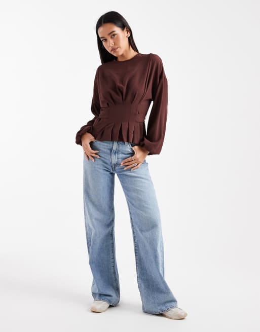 Blusa marrón chocolate con cintura entallada y lazada en la espalda de ASOS DESIGN, 2 de 4