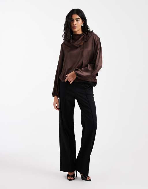 Blusa marrón chocolate con lazada al cuello de satén de ASOS DESIGN, 3 de 4