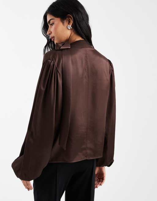 Blusa marrón chocolate con lazada al cuello de satén de ASOS DESIGN, 4 de 4