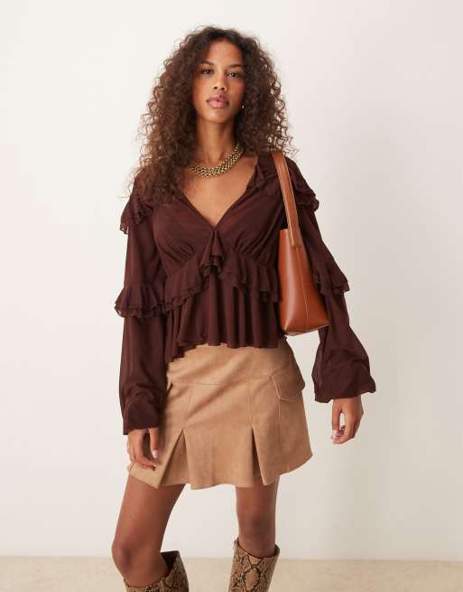 Blusa marron chocolate escotada con detalle de volantes de malla de ASOS DESIGN