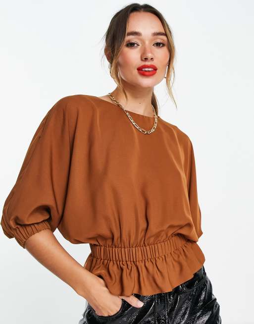 Blusa marrón con cuello ancho, bajo con sobrefalda y lazada en la espalda de ASOS DESIGN