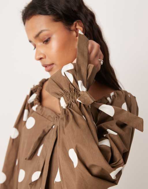 Blusa marrón holgada con cuello redondo, estampado de lunares y lazadas de Glamorous (parte de un conjunto), 3 de 4