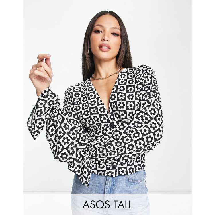 Blusa monocromática plisada de manga larga con estampado de cuadros flores y botones en la parte delantera de ASOS DESIGN Tall | ASOS