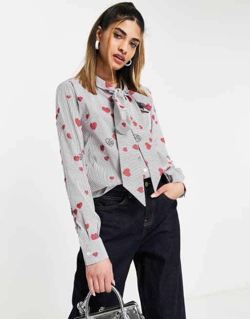 Blusa multicolor con estampado de corazones pequeños y lazada al cuello de Love Moschino