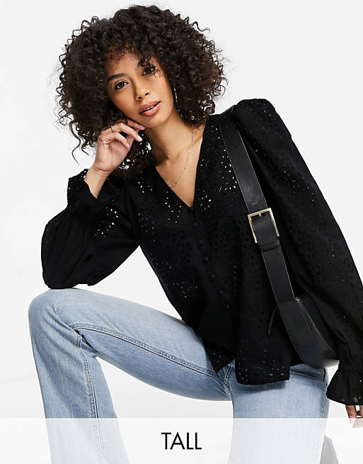 Blusa negra con botones y diseño bordado de Vero Moda Tall