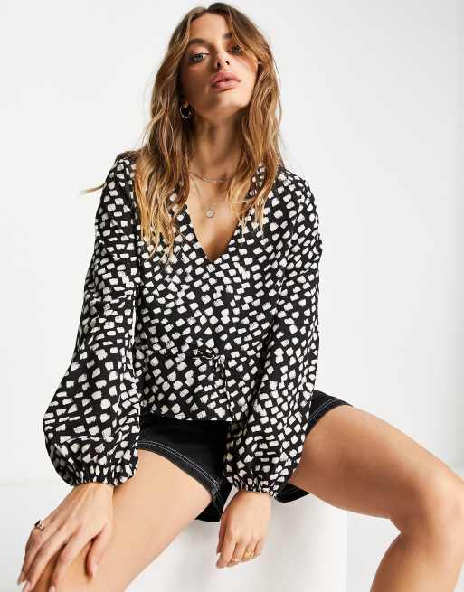Blusa negra con cintura anudada y estampado abstracto de Vero Moda