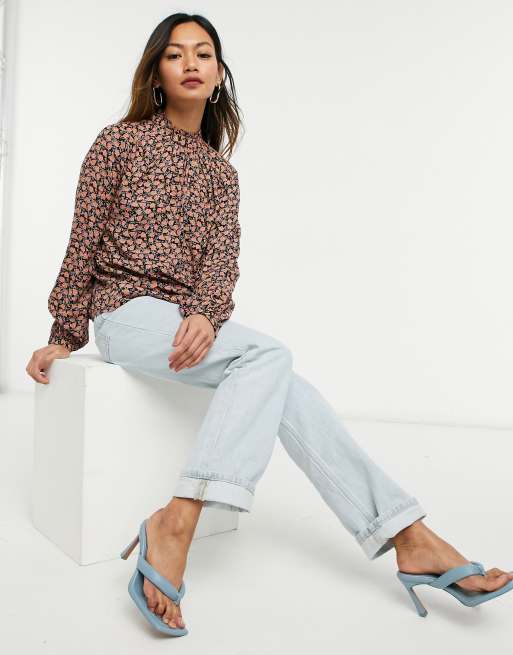Blusa negra con estampado de florecitas rojas y cuello alto de Vero Moda, 4 de 4