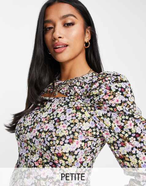 Blusa negra con estampado de florecitas y aberturas de Vero Moda Petite - view 1
