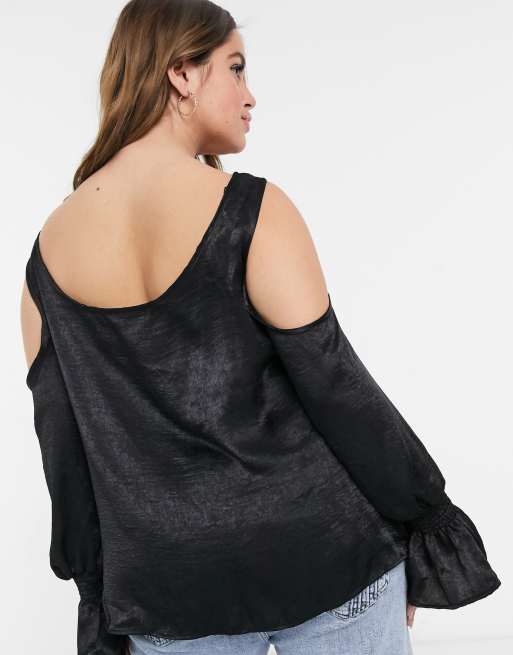 Blusa negra con descubiertos de satén de Elvi Plus | ASOS