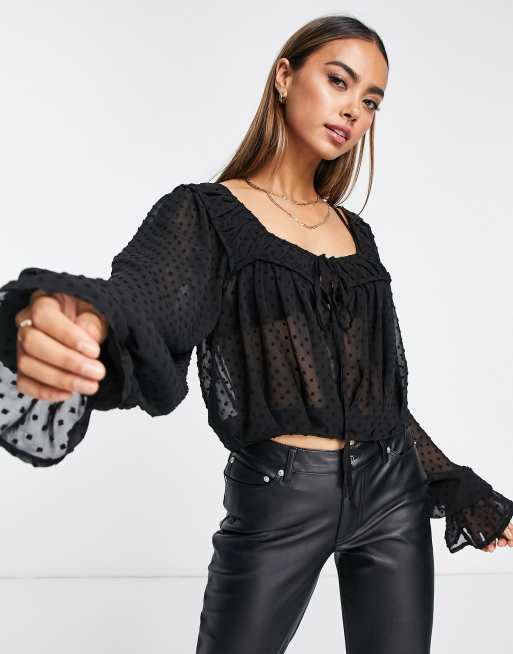 Blusa negra con mangas voluminosas y lazada en la parte delantera de plumeti de ASOS DESIGN