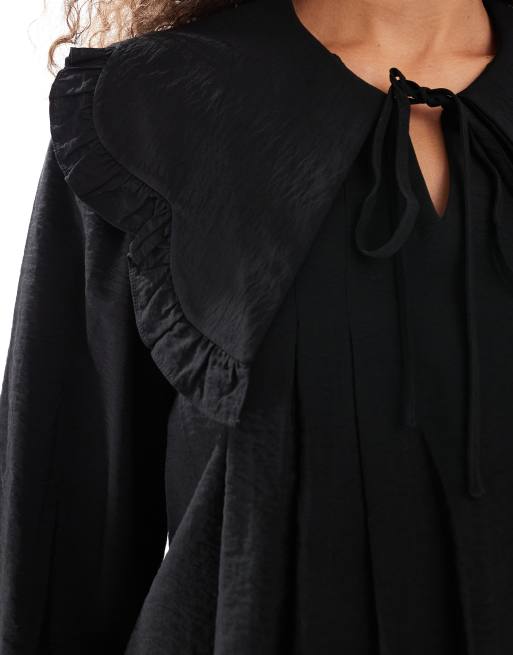 Blusa negra con solapas extragrandes de Urban Revivo, 2 de 4