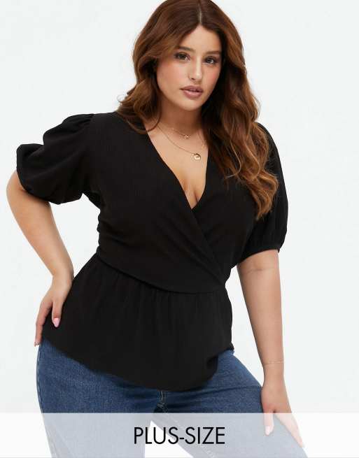 Blusa negra cruzada con acabado texturizado de New Look Curve