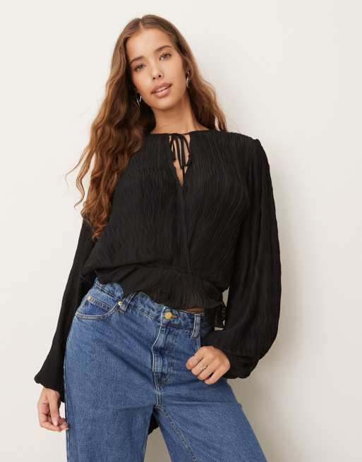 Blusa negra cruzada de manga larga con detalle de lazada de tejido efecto rugoso de Gina Tricot