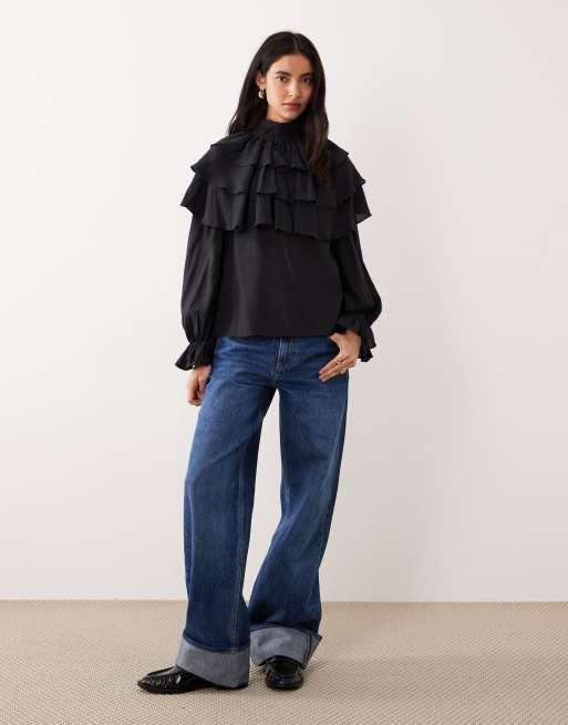 Blusa negra de estilo bohemio con cuello alto y volantes de Glamorous, 2 de 4