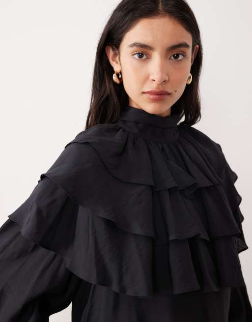Blusa negra de estilo bohemio con cuello alto y volantes de Glamorous, 3 de 4