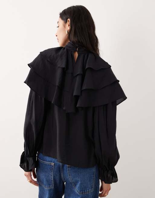 Blusa negra de estilo bohemio con cuello alto y volantes de Glamorous, 4 de 4