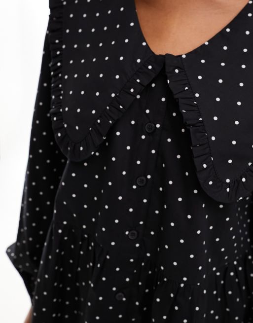 Blusa negra de manga larga con estampado de lunares blancos y