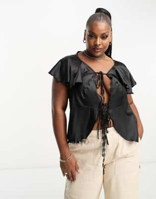 Blusa negra elástica de estilo mariposa con mangas fluidas y bordes ondulados de satén de ASOS DESIGN Curve