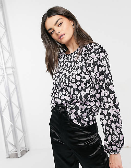 Blusa negra y lila con estampado floral de Vero Moda