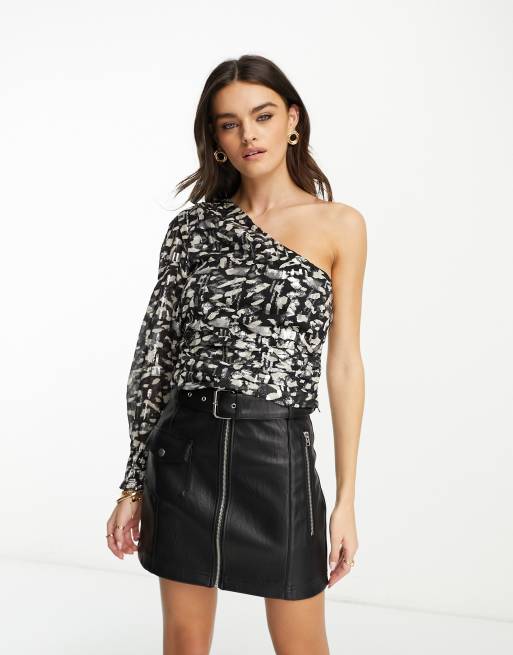 Blusa negra y plateada asimétrica con diseño estampado de Mango