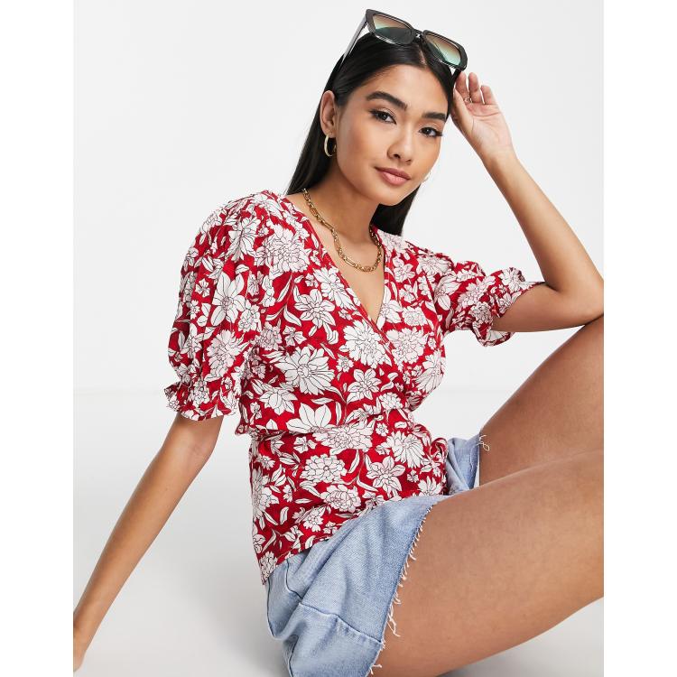 Blusa roja con estampado floral lazada y detalle de volantes de