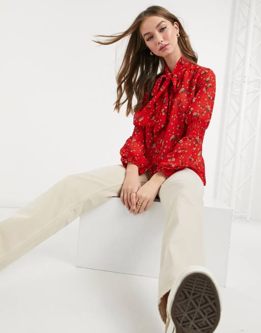 Blusa roja con estampado floral cuello con lazo anudado de New Look | ASOS