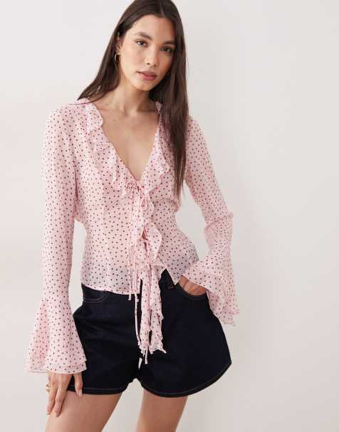 Blusa rosa con estampado de lunares, cuello de pico y volantes de Gina Tricot - view 1
