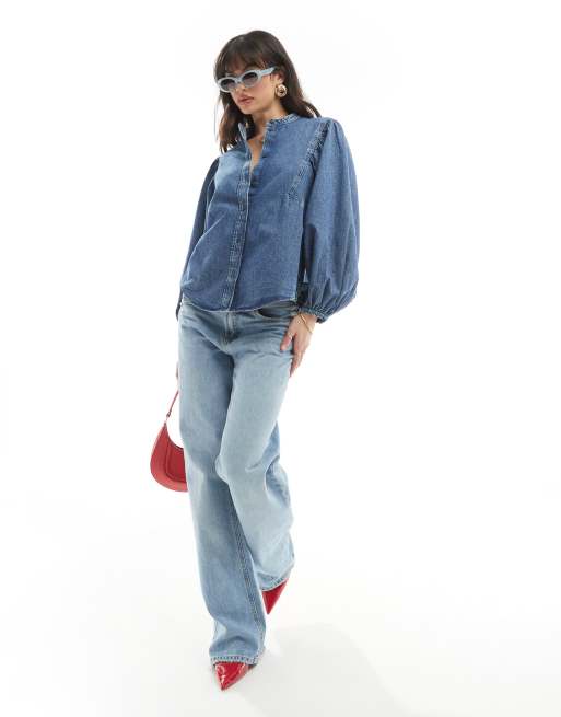 Blusa vaquera azul con lavado medio y mangas voluminosas de & Other Stories, 2 de 4