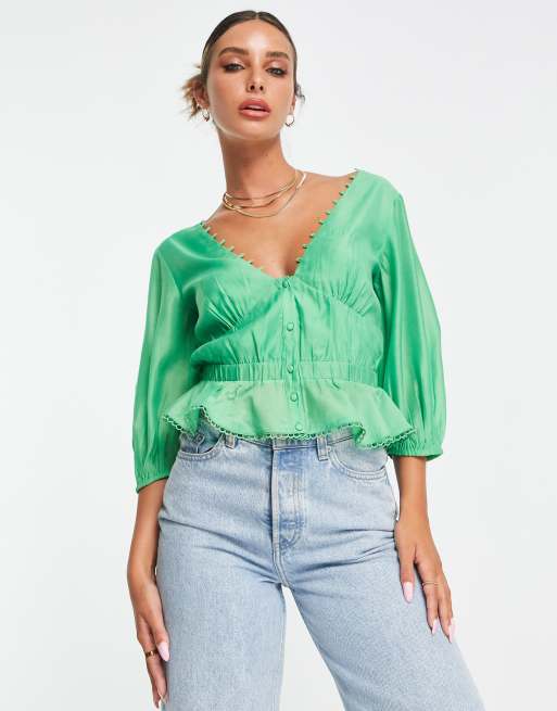 Blusa verde con cintura el stica sobrefalda y detalle de botones de ASOS DESIGN