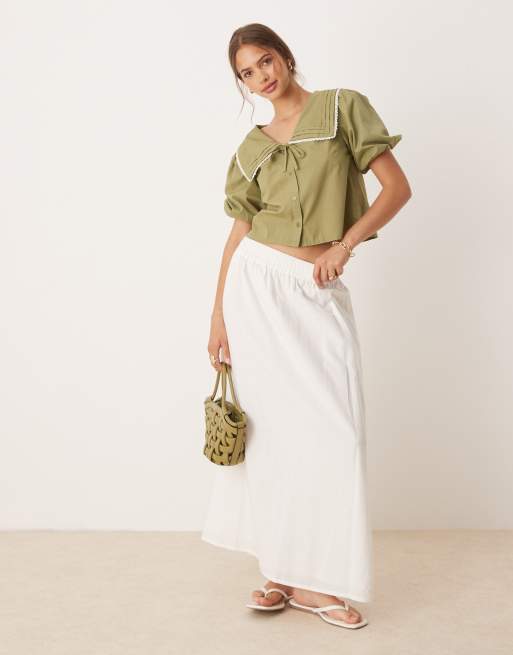Blusa verde oliva con mangas abullonadas y cuello estilo marinero de Neon Rose, 3 de 4