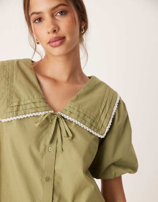 Blusa verde oliva con mangas abullonadas y cuello estilo marinero de Neon Rose, 4 de 4