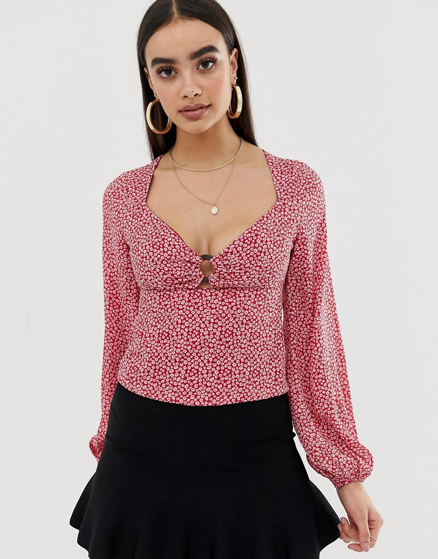 Bluse med ballonærmer og ringdetalje i blomsterprint fra Fashion Union-Pink
