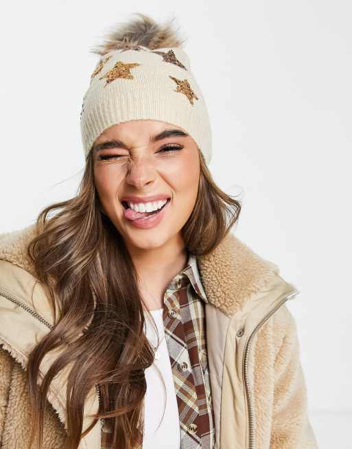Boardmans - Kerst beanie van imitatiebont met pompon en sterren van lovertjes in crème