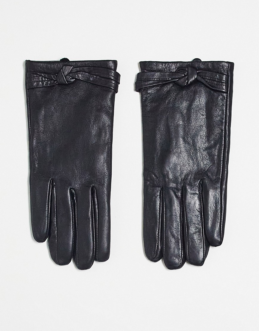 leather gloves in black