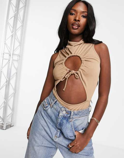 Body color castaño ceñido con aberturas, detalle fruncido y diseño de dos capas de Public Desire
