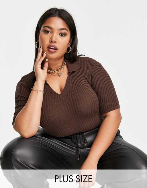 Body color chocolate con cuello tipo polo de punto de canalé de I Saw It First Plus