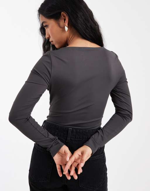 Body gris carbón moldeador de manga larga con cuello ancho de ASOS DESIGN, 3 de 4