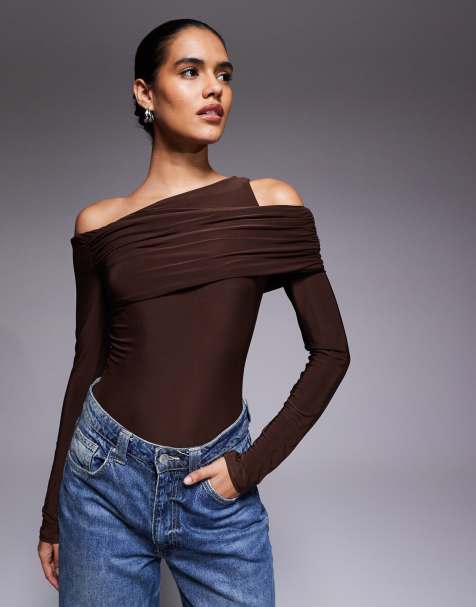 Body marrón chocolate ceñido con hombro descubierto y detalle drapeado de ASOS DESIGN - view 1