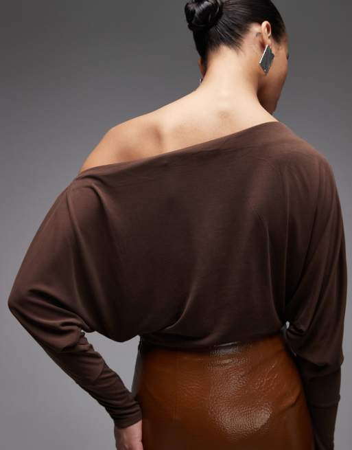 Body marrón chocolate con hombro caído drapeado y mangas murciélago de tejido suave de ASOS DESIGN, 4 de 4