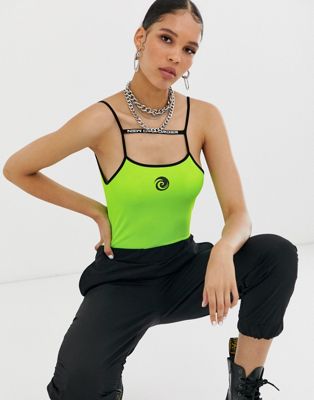 Body med stropper, grafik på front samt logo tape fra New Girl Order-Grøn