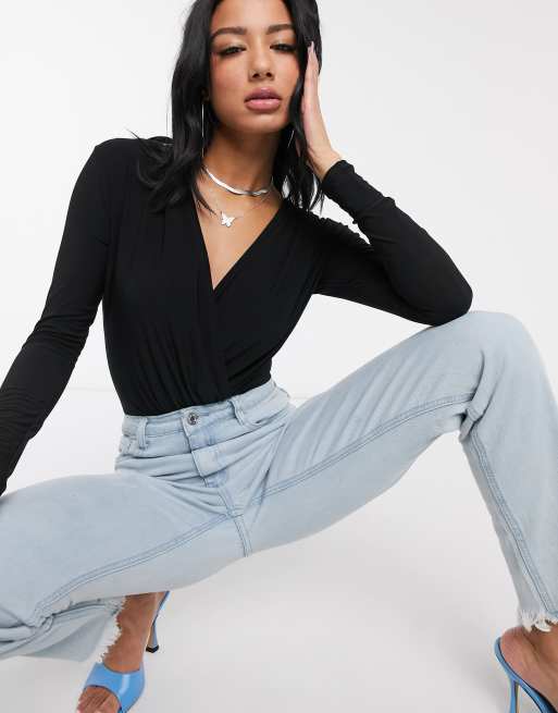 Body negro básico ajustado con diseño cruzado de PrettyLittleThing